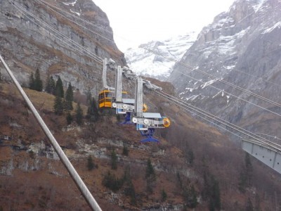 Personenfahrzeug oben und die beiden Lastenfahrzeuge welche hier mit der Lasttraverse (blau) verbunden sind.