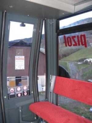 Die Kabinen bekamen Polstersitze. Weniger gefallen haben mir die geringe Höhe und ein zentimeterbreiter Spalt zwischen den Türen.