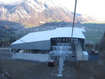 Die Mittelstation (reine Durchfahrstation) dient gleichzeitig als Garagierung sämtlicher Kabinen. In der Berg- und Talstation gibts keine Garagiermöglichkeiten.