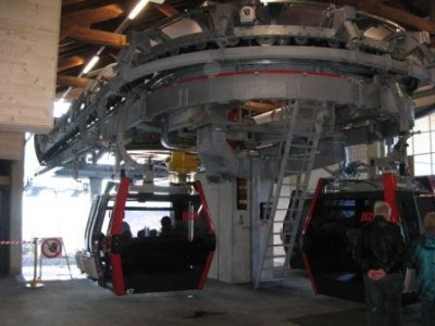 Bergstation im Innern. Die wurde sehr kompakt innerhalb der alten Talstation erstellt. Der Antrieb ist unterflur. Entäuschend finde ich, dass kein ebenerdiger Einstieg in die Gondeln möglich ist.