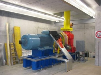 Unterflur-Antriebsmaschine der Gondelbahn<br />Auch wenn ich ein Laie in der Seilbahntechnik bin, irgendwie habe ich mir den Antrieb einer 3.2 km Gondelbahn viel grösser vorgestellt... ;)