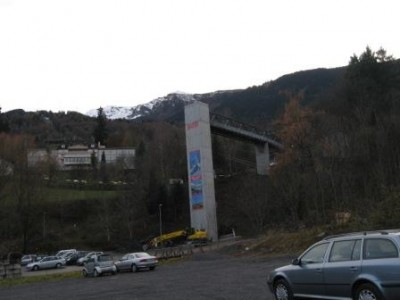 Zum Abschluss noch ein Bild vom Parkplatz. Der riesige Liftturm war noch nicht in Betrieb.