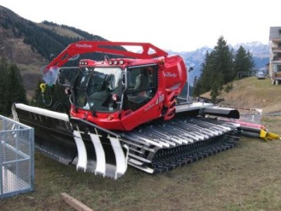 Für die Pistenbully-Fans:<br />Gleichzeitig mit der neuen Bahn gabs auch eine nagelneue Pistenraupe mit Seilwinde.