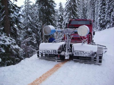 auf kommende saison hin werden die talabfahrten seitlich mit roten sicherheitslinien versehen, um abstürzen über die piste hinaus vorzubeugen ;-)