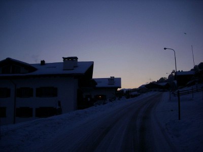 es dämmert erst, als wir um 7:54 in die bindung steigen, um zum bahnhof zu fahren