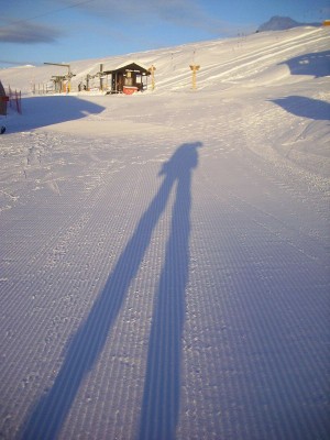 lange schatten und ein verwaister anfängerlift