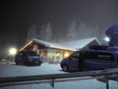 Wie bereits gesagt wurde, das Fernseh war auch mit dabei ;) Den Sendewagen durften wir dann noch aus dem Schnee schnieben :-D