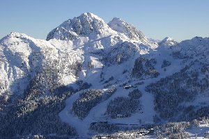 Blick auf die andere Seite zum Gartnerkofel mit der gleichnamiger 4KSB und den 3 markanten Pisten.