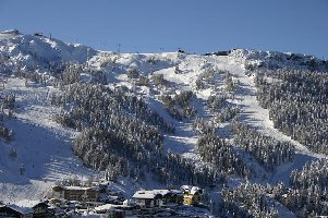 Zoom auf die 'andere' Seite mit der 6KSB Madritschen (ganz links), 4KSB Trögl und oben 3. Sektion 15 EUB Millenium-Express. Lauter schrottige Lifte ...