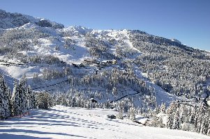 Auf genialsten Pisten carven wir wieder zurück Richtung Passhöhe. Weil hier 'nur' eine 4KSB mit 2400 p/h ganze 3 breite Pisten bedient ist es auf den Pisten nicht zu voll.