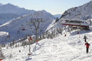 Bergstation 6KSB Garnitzen 1, hinter ihr ist beim genauen Hinschauen auch die 6KSB Garnitzen 2 zu erkennen.