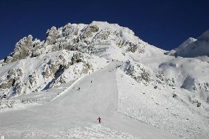 Die kurze fixe 4SB FIS mit Piste (Hauptzweck dieser Bahn ist aber nicht diese Piste, sondern Zugang von der Bergstation 4KSB Gartnerkofel zu der FIS - Abfart auf der anderen Seite).
