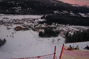 Tröpollach (fast) by night. Hinter der Talstation liegt die Baustelle eines 4* Wellness Hotels (Eröffnung 2005), rechts das nicht zu verfehlende Cube - Hotel (aus der Nähe nicht einmal soo schlimm) und noch weiter rechts der riesige Parkplatz.