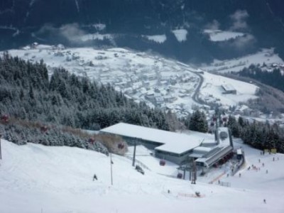 Schönjoch Mittelstation, Fiss im Hintergrund