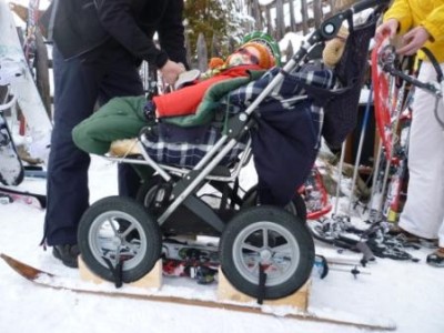 Das war gigantisch... alte Langlaufski aus Holz. Der Papa von dem Kleinen stellte sich hinten drauf und fuhr Ladis herunter.