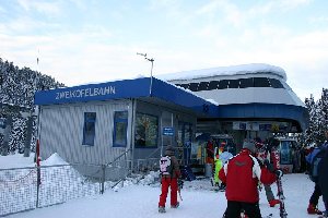 Zweikofelbahn - Talstation. In Betrieb bis 16:15 (einziger Zubringer zur Talabfahrt) und kurz nach vier noch 2 - 3 Minuten zu warten!