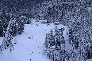 Blick von der Abfahrt Nr. 46 zu den Talstationen Trogkofel und Zweikofel. Es war kurz nach vier und schon sehr dunkel.