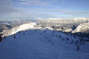 Um etwa drei Uhr am Madritschen - Gipfel. Zu sehen - von vorne nach hinten - die Bergstationen SCHL Dreier, 4KSB Trögl und ganz hinten 4KSB Sonnleiten.