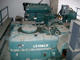 Antriebsspannschlitten der ESB &amp;quot;Col Pradat&amp;quot; im März 2004. Die Fluessigkeit auf dem Getriebe ist Schmelzwasser, welches vom Dach heruntertropft. Im Hintergrund der VM Notdiesel.