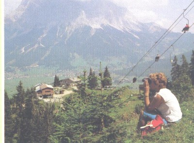 Blick auf die Brettlalm:Hinter der "neuen" Station erkennt man ein bißchen die alte Talstation....