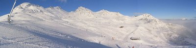 Schlossalm Di, 28.12, 11 Uhr
<br />Die Piste zwischen den Hütten (Tail von H3) war übrigens fast immer dir am stärksten befahrene. Glücklicher weise sind wir bald auf die namen- und nummernlose Alternative, ebenfalls im bild, die auf der anderen seite der 6SB