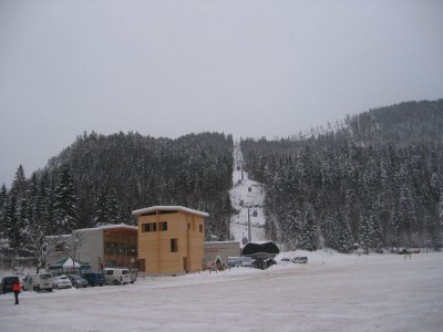 Sehr leerer Parkplatz am Morgen und neuer Talstationskomplex mit sehr gelungenen Serviceeinrichtungen