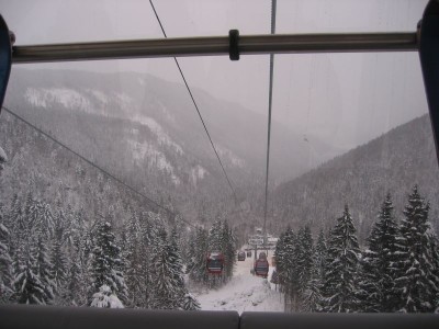 Fahrt mit der neuen 8-EUB durch schön verschneiten Bergwald