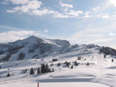 Blick auf den zentralen Bereich der Kammerköhr-Alm. Hinten die Steinplatte.