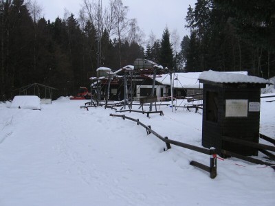 Talstationsbereich mit Pistenraupe im Hintergrund