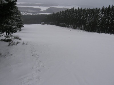 Andere Piste direkt am Lift (von unten gesehen links) - Blick talwärts. Bei der Hütte beginnt der Schlusshang, den man auf dem ersten Bild von unten sieht
