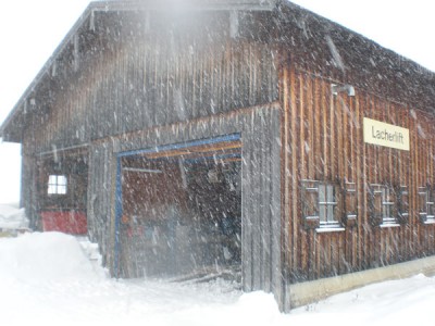 Lacherlifthaus mit Bullygarage