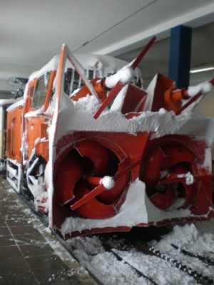Schneefräsenzug im Bergbahnhof