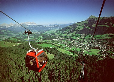 Gondeln-sicherlich MIT Aufschrift<br /><br />Im Hintergrund: Stütze