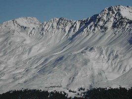 Blick Richtung Weisshorn. Unten in der Mitte sieht man die Mittelstation Rothorn