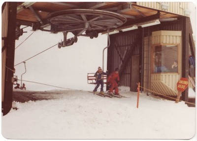 Der hier stand auf Grouse Mountain. Nehme das ist der Inferno Chair. Die Stützen stehen ja noch!