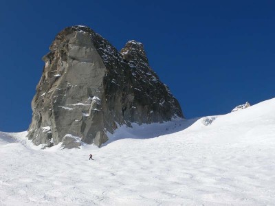 Hier kommen die beiden grundverschiedenen Vallée-Blanche-Varianten zusammen, die rechts und links um Gros Rognon herumführen