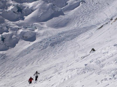nach Überqueren des Lawinenkegels muss unser Australier mit gebrochender Bindung zur Hütte schieben