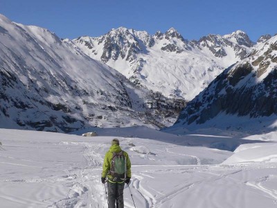 Mer de Glace, hinten Montenvers mit Hotel und ZB-Bahnhof
