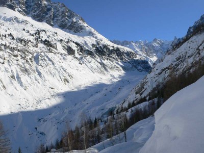 Blick auf die Gletscherzunge nach bewältigtem Moränenaufstieg. Hier kann man die vielen Steine erahnen, die wir umfahren mussten.