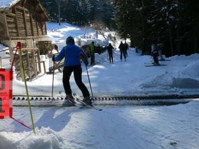 Nach langem, serpentinenreichem Waldweg geht's über die Schienen