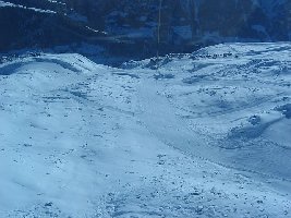 Ein Blick von oben durch die blauen Scheiben der PB Eggishorn (Skier waren nicht zugelassen)