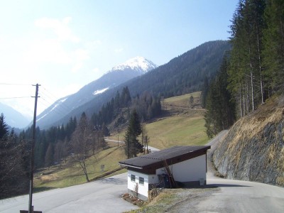 Blick von der Straße zum Almdorf etwas oberhalb Bankwirt auf den unteren Teil der Skiroute 2, dort soll die Talstation geplant sein