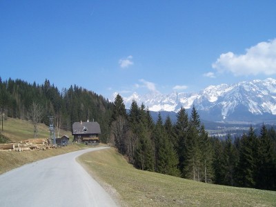 Blick Richtung Dachstein. Haus im Vordergrund steht leer. Wird wohl abgerissen werden um Platz zu machen genauso wie die schon gefällten Bäume