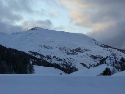 Pisten westlich oberhalb von Vars. Über den Berg im Hintergrund müsste die Verbindung nach Risoul verlaufen.
