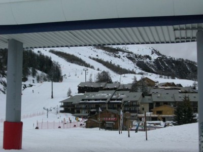 Häuser und Lifte hinter der EUB