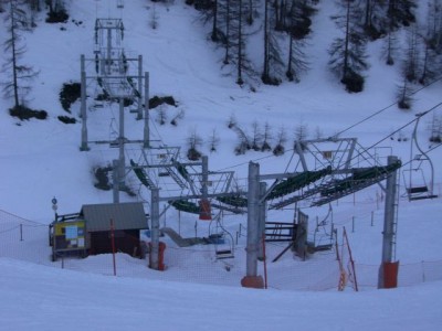 Berg-Tal-Berg Lift in Vars Le Claux mit einer extremen Niederhalterkombination. Auf der anderen Talseite geht der Lift fast senkrecht den Berg hinauf... krasse Konstruktion das ganze. Unter den Niederhalten in der Mitte ist der Einstieg in den Lift.