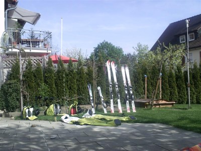 Skitrocknen nach der Heimfahrt im heimischen Garten, das wars mit der Saison 2009/2010....