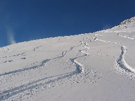 Der hang zur 4KSB als er noch unpräpariert war. Wir sind dann auf der Talabfahrt bis Fiesch gefahren, was aber bei weitem nicht mehr so gut ging und ziemlich schweißtreibend war