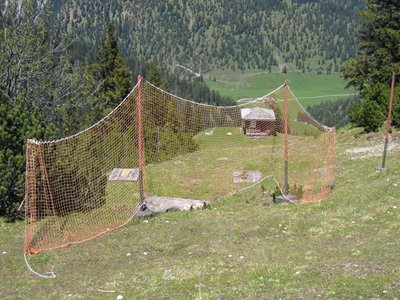 Unten im Bild der Ausstiegsbereich des Esterberglifts, oben Fundamente der Umlenkstation.