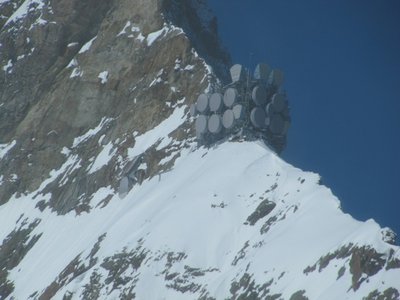 Richtfunkstation vom Jungfraujoch aus gesehen. Hinter dem Ausgang im Felsen befindet sich die Antriebsstation der Standseilbahn